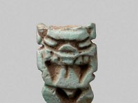 Aeg F 92 Seite 2  Aeg F 92, Spätzeit, Bes, Fayence, H 3,0 cm, B 1,8 cm, T 1,1 cm : Bestandskatalog Ägypten, Museumsfoto: Claus Cordes